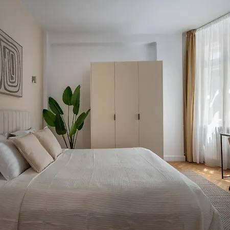 Apartment Classic 3br Loft Overlooking Cismigiu Gardens, Two Bathrooms, Balconies