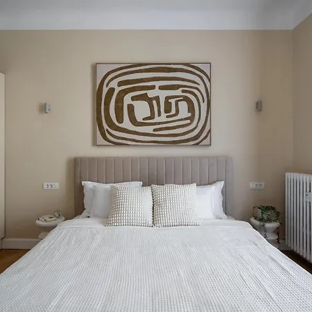 Classic 3br Loft Overlooking Cismigiu Gardens, Two Bathrooms, Balconies Apartment *