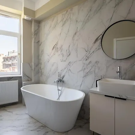 Classic 3br Loft Overlooking Cismigiu Gardens, Two Bathrooms, Balconies