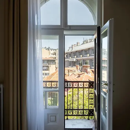 Classic 3br Loft Overlooking Cismigiu Gardens, Two Bathrooms, Balconies *