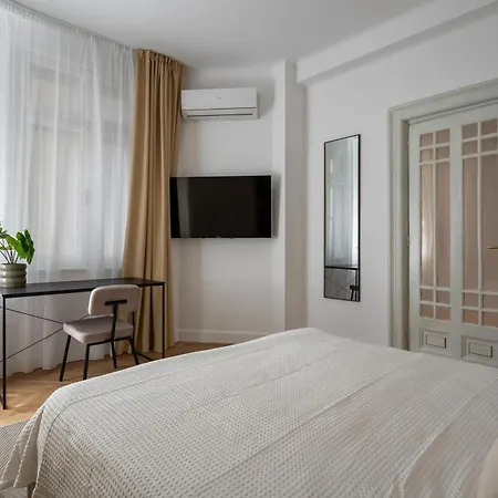 Apartamento Classic 3br Loft Overlooking Cismigiu Gardens, Two Bathrooms, Balconies Bucarest