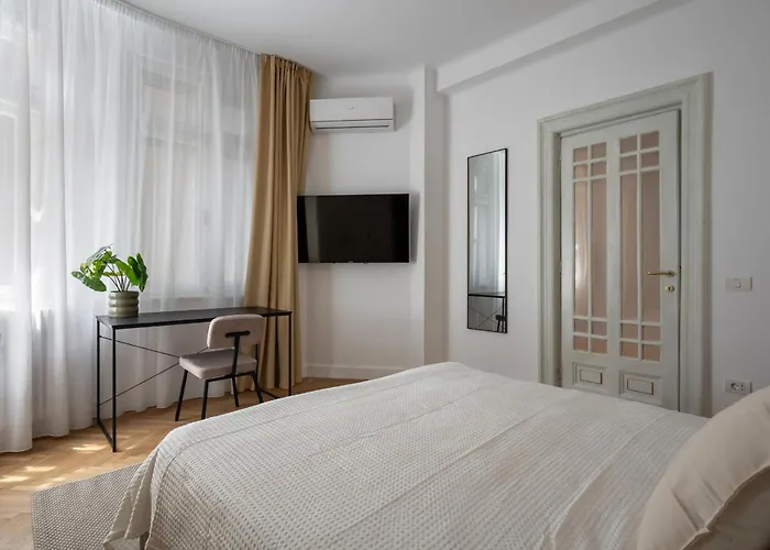 Apartamento Classic 3br Loft Overlooking Cismigiu Gardens, Two Bathrooms, Balconies Bucarest