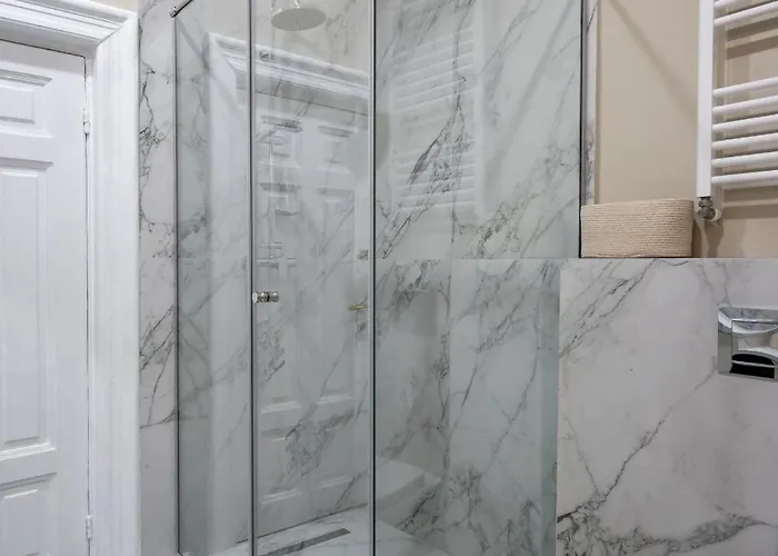 Classic 3br Loft Overlooking Cismigiu Gardens, Two Bathrooms, Balconies Bucarest