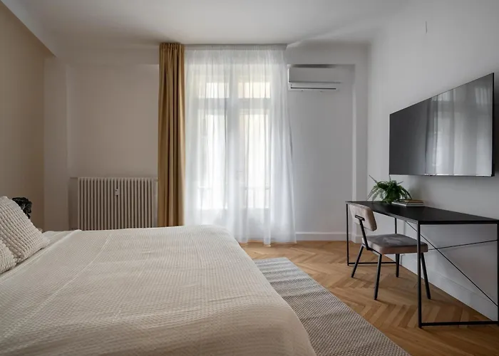 Classic 3br Loft Overlooking Cismigiu Gardens, Two Bathrooms, Balconies Bucarest