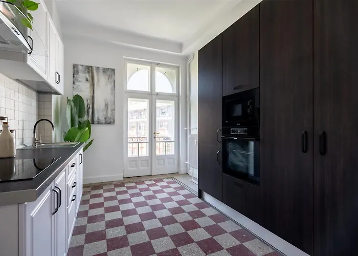 Classic 3br Loft Overlooking Cismigiu Gardens, Two Bathrooms, Balconies