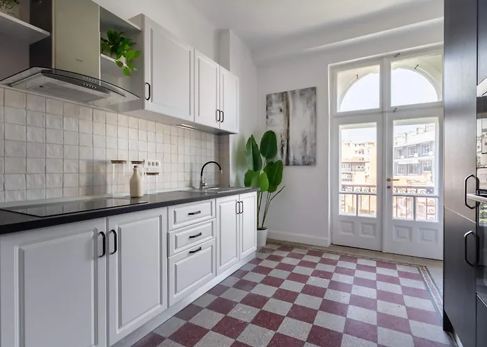 Classic 3br Loft Overlooking Cismigiu Gardens, Two Bathrooms, Balconies