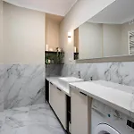 Classic 3br Loft Overlooking Cismigiu Gardens, Two Bathrooms, Balconies アパート ブカレスト