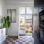 Апартаменти Classic 3br Loft Overlooking Cismigiu Gardens, Two Bathrooms, Balconies Бухарест