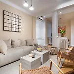 アパート Classic 3br Loft Overlooking Cismigiu Gardens, Two Bathrooms, Balconies ブカレスト