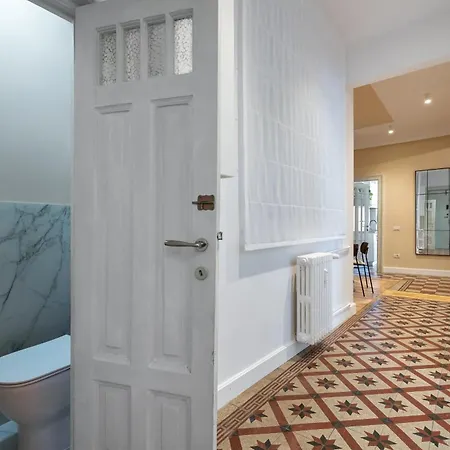 Appartement Classic 3br Loft Overlooking Cismigiu Gardens, Two Bathrooms, Balconies Boekarest