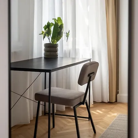 Classic 3br Loft Overlooking Cismigiu Gardens, Two Bathrooms, Balconies * Boekarest