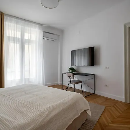 公寓 Classic 3br Loft Overlooking Cismigiu Gardens, Two Bathrooms, Balconies *