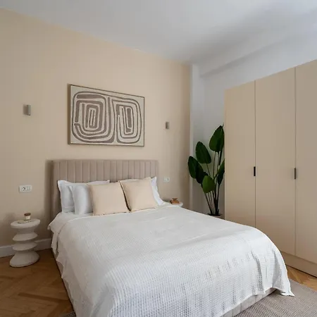 Appartement Classic 3br Loft Overlooking Cismigiu Gardens, Two Bathrooms, Balconies Boekarest