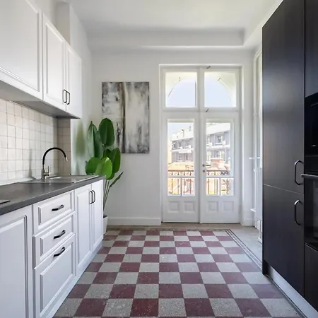 Classic 3br Loft Overlooking Cismigiu Gardens, Two Bathrooms, Balconies