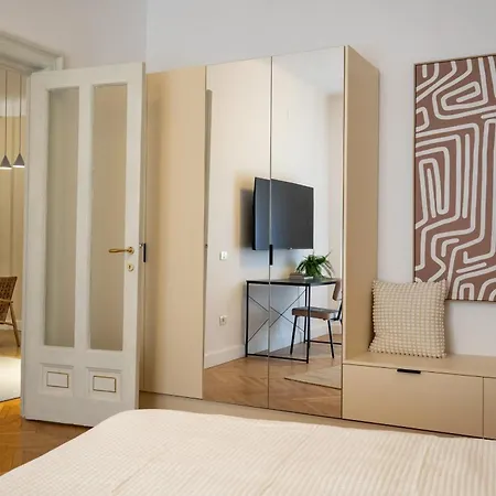Classic 3br Loft Overlooking Cismigiu Gardens, Two Bathrooms, Balconies 公寓 *