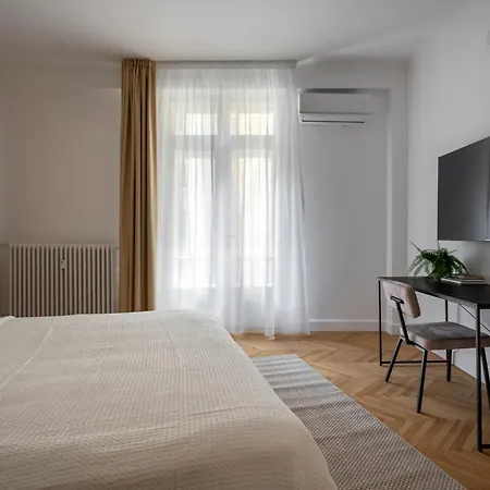 Classic 3br Loft Overlooking Cismigiu Gardens, Two Bathrooms, Balconies Boekarest