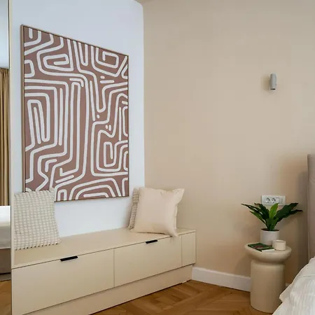 Classic 3br Loft Overlooking Cismigiu Gardens, Two Bathrooms, Balconies * 布加勒斯特