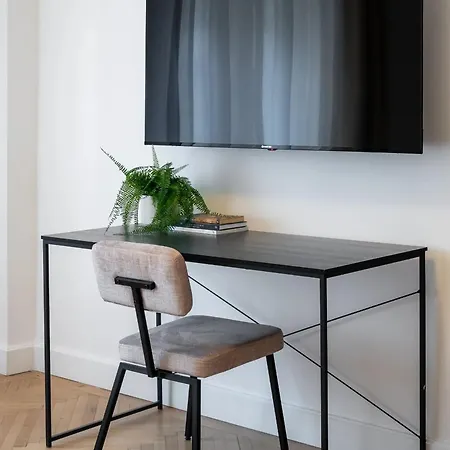 公寓 Classic 3br Loft Overlooking Cismigiu Gardens, Two Bathrooms, Balconies *