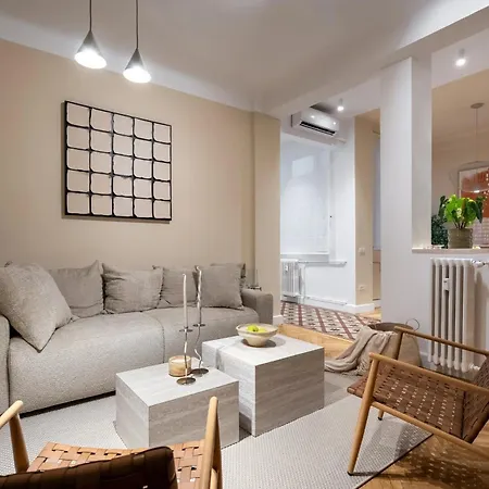 Classic 3br Loft Overlooking Cismigiu Gardens, Two Bathrooms, Balconies Appartement Boekarest