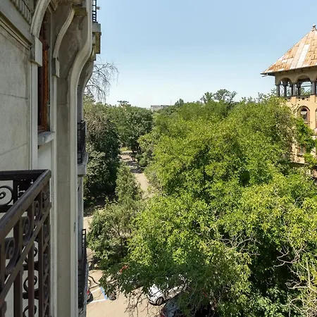 Appartement Classic 3br Loft Overlooking Cismigiu Gardens, Two Bathrooms, Balconies *