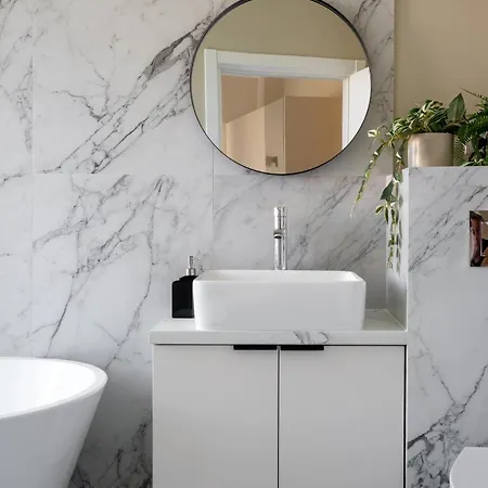 Appartement Classic 3br Loft Overlooking Cismigiu Gardens, Two Bathrooms, Balconies Boekarest