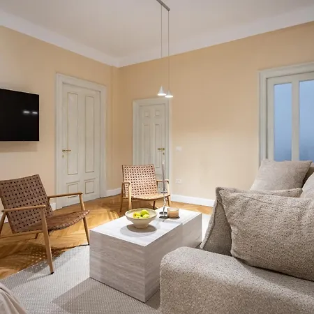 Appartement Classic 3br Loft Overlooking Cismigiu Gardens, Two Bathrooms, Balconies