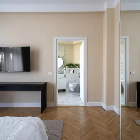 Classic 3br Loft Overlooking Cismigiu Gardens, Two Bathrooms, Balconies * Bucarest