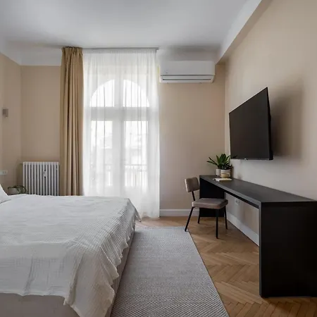 Classic 3br Loft Overlooking Cismigiu Gardens, Two Bathrooms, Balconies 公寓