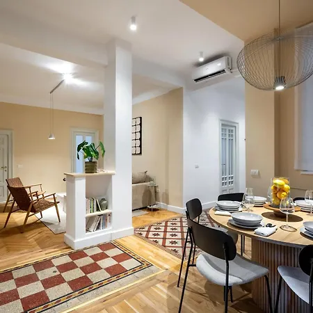 Appartement Classic 3br Loft Overlooking Cismigiu Gardens, Two Bathrooms, Balconies Boekarest