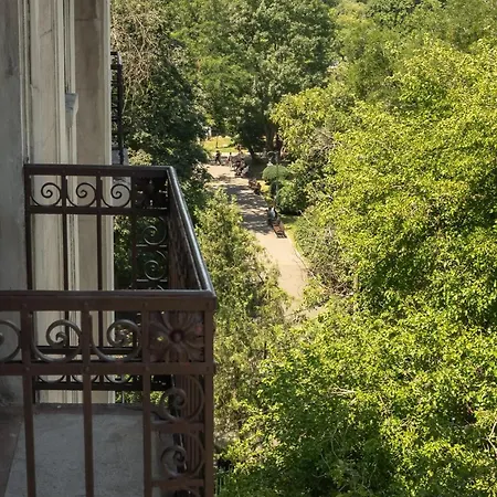 Classic 3br Loft Overlooking Cismigiu Gardens, Two Bathrooms, Balconies * Bucarest