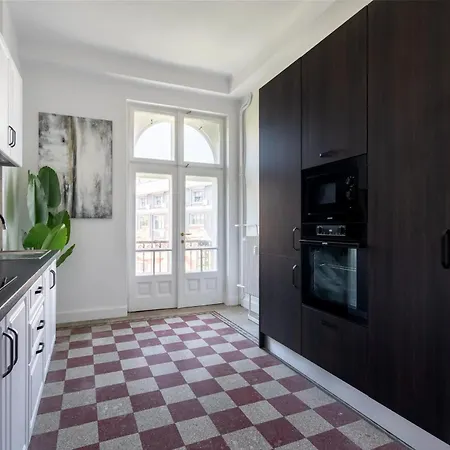 Classic 3br Loft Overlooking Cismigiu Gardens, Two Bathrooms, Balconies