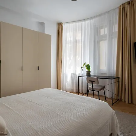 Classic 3br Loft Overlooking Cismigiu Gardens, Two Bathrooms, Balconies 公寓 *