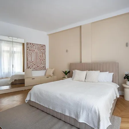 Classic 3br Loft Overlooking Cismigiu Gardens, Two Bathrooms, Balconies Appartement Boekarest