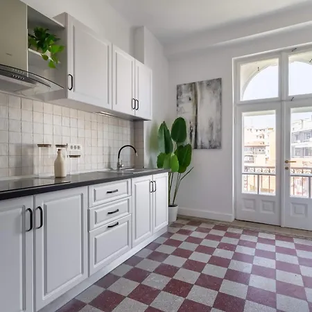 Classic 3br Loft Overlooking Cismigiu Gardens, Two Bathrooms, Balconies