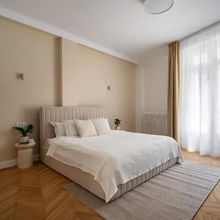 Classic 3br Loft Overlooking Cismigiu Gardens, Two Bathrooms, Balconies * 布加勒斯特