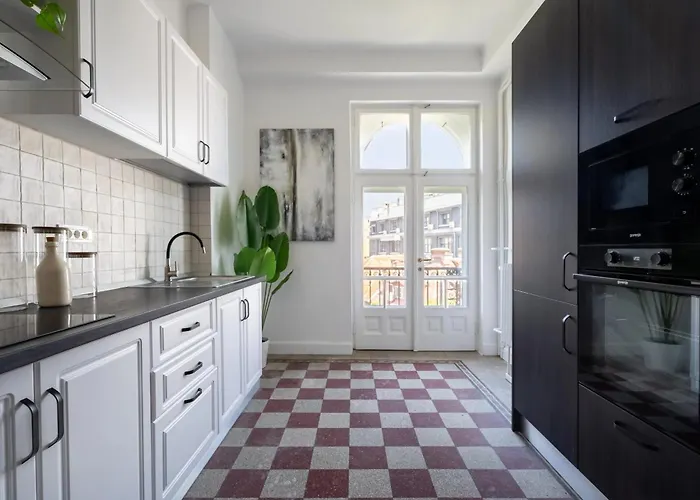 Classic 3br Loft Overlooking Cismigiu Gardens, Two Bathrooms, Balconies