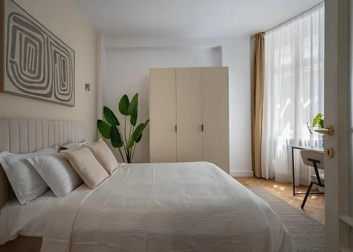 아파트 Classic 3br Loft Overlooking Cismigiu Gardens, Two Bathrooms, Balconies