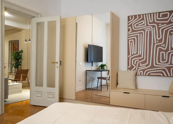 Classic 3br Loft Overlooking Cismigiu Gardens, Two Bathrooms, Balconies Apartament *