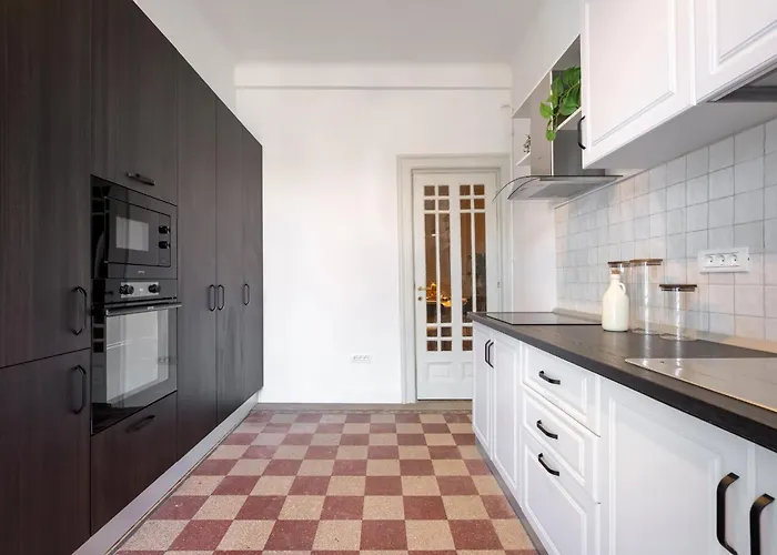 Classic 3br Loft Overlooking Cismigiu Gardens, Two Bathrooms, Balconies 아파트