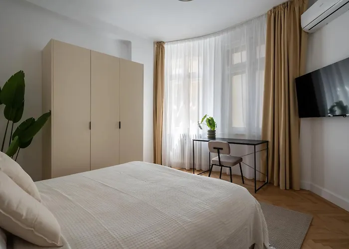 Classic 3br Loft Overlooking Cismigiu Gardens, Two Bathrooms, Balconies Apartament *