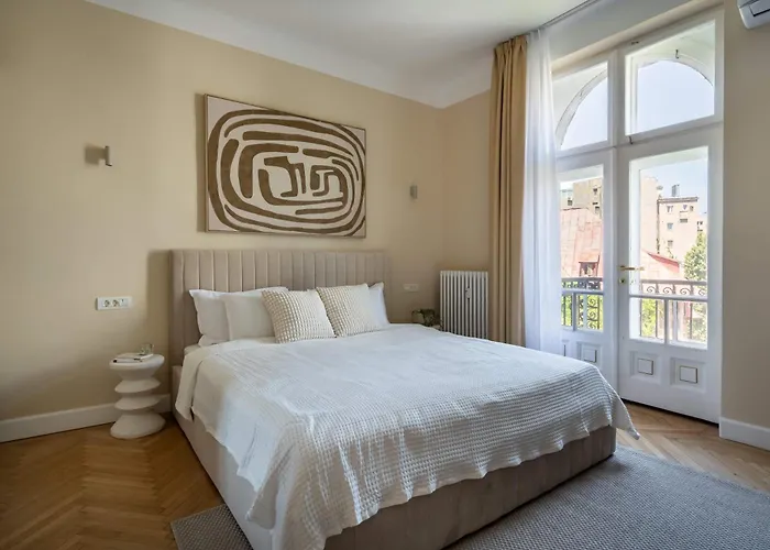 아파트 Classic 3br Loft Overlooking Cismigiu Gardens, Two Bathrooms, Balconies *