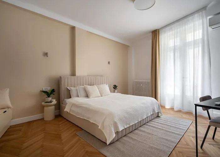 Classic 3br Loft Overlooking Cismigiu Gardens, Two Bathrooms, Balconies * 부쿠레슈티