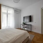 Lejlighed Classic 3br Loft Overlooking Cismigiu Gardens, Two Bathrooms, Balconies *