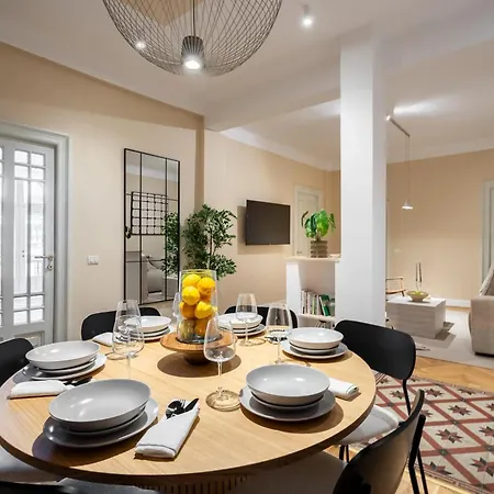 Classic 3br Loft Overlooking Cismigiu Gardens, Two Bathrooms, Balconies 公寓
