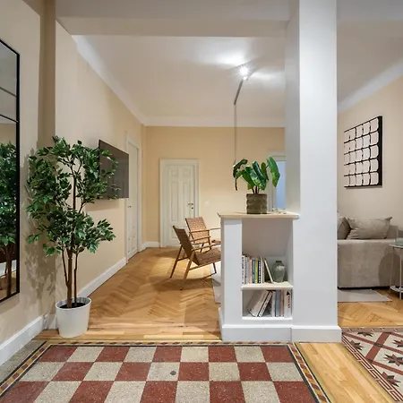 公寓 Classic 3br Loft Overlooking Cismigiu Gardens, Two Bathrooms, Balconies *
