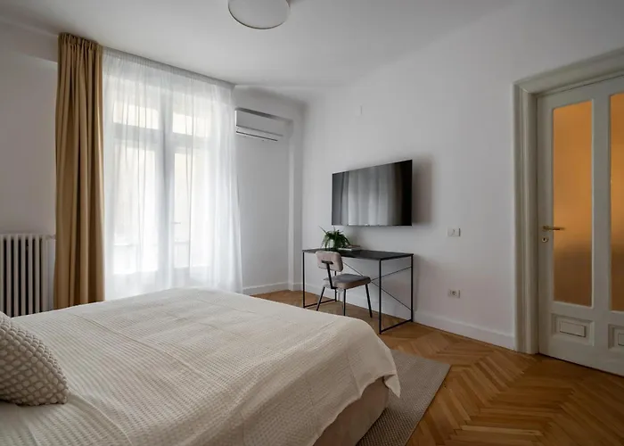 公寓 Classic 3br Loft Overlooking Cismigiu Gardens, Two Bathrooms, Balconies *