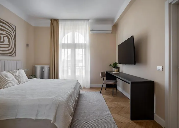 Classic 3br Loft Overlooking Cismigiu Gardens, Two Bathrooms, Balconies 公寓