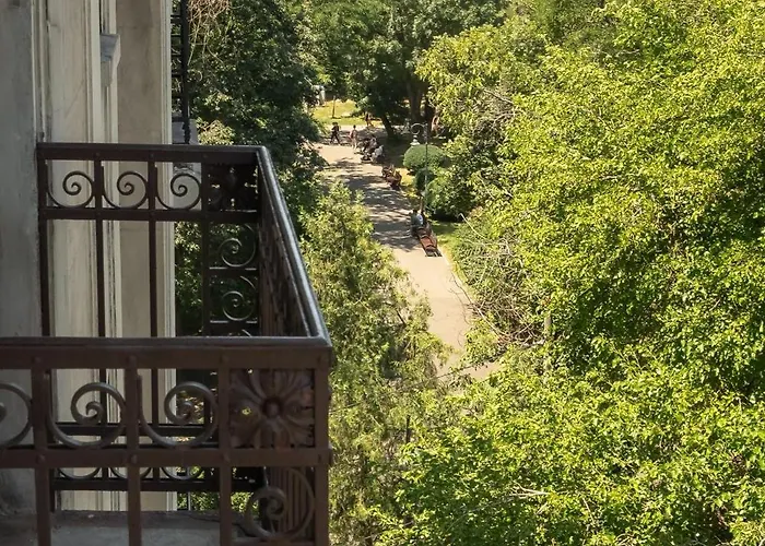 Classic 3br Loft Overlooking Cismigiu Gardens, Two Bathrooms, Balconies * 布加勒斯特