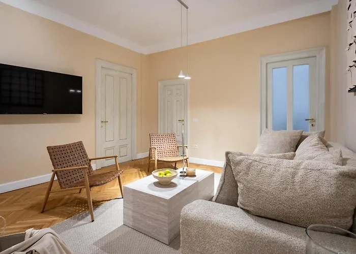 Apartment Classic 3br Loft Overlooking Cismigiu Gardens, Two Bathrooms, Balconies