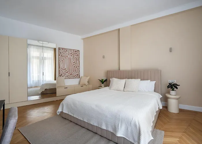 Classic 3br Loft Overlooking Cismigiu Gardens, Two Bathrooms, Balconies Apartment Bukarest